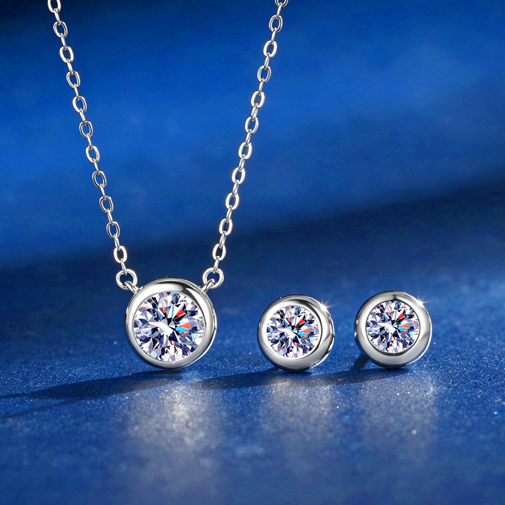 Bezels Set Pendant - Dカラーのモアッサナイトを使用した、ベゼルデザインのスタッドピアスと、ホワイトゴールドメッキのペンダントネックレスのセット。925スターリングシルバー製。カスタムジュエリー、ビジュ。