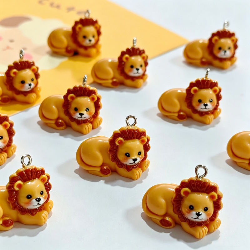 Resin Crafts Diy - 6個入り、樹脂製の可愛らしいライオンのペンダント。漫画風の動物モチーフで、ネックレスやキーホルダーなどの手作りアクセサリーに使えるDIY用パーツ。